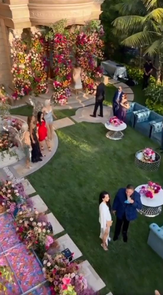 Toàn cảnh không gian bữa tiệc khi nhìn từ trên cao.