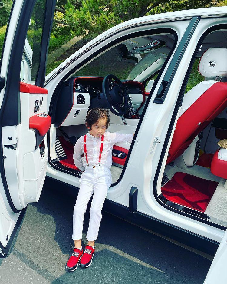 Cậu út Skyler check-in bên cạnh 2 trong số rất nhiều siêu xe của bố mẹ.