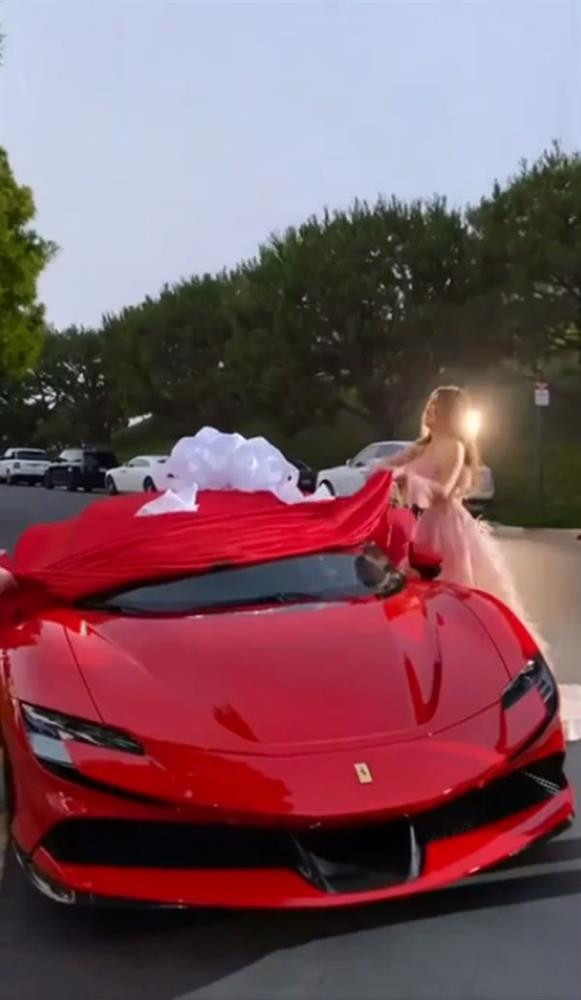 Phu nhân tỷ phú xuất hiện cùng một chiếc váy khác, "đập hộp" chiếc siêu xe mua tặng chồng.