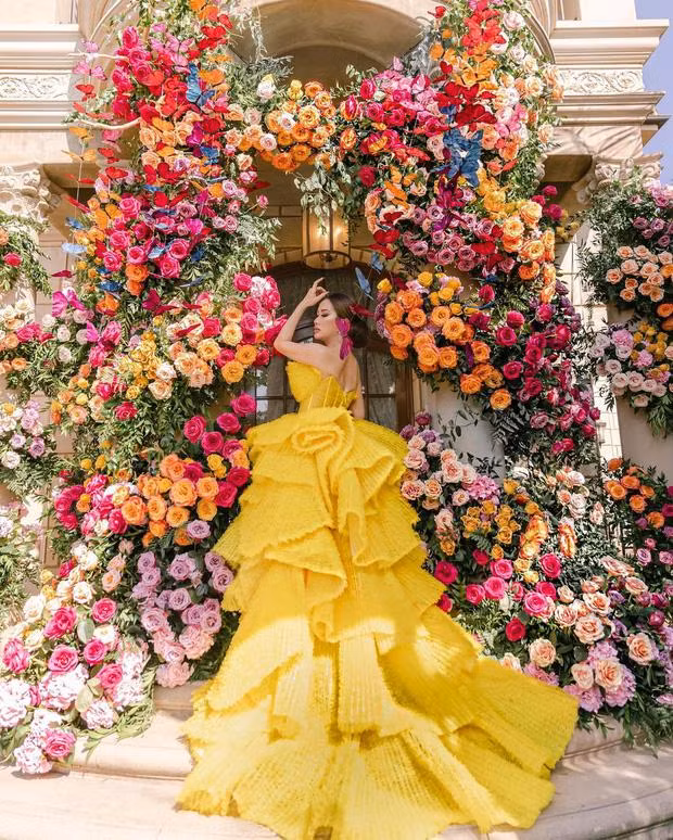 Nữ chính xuất hiện với chiếc váy được thiết kế điệu đà.