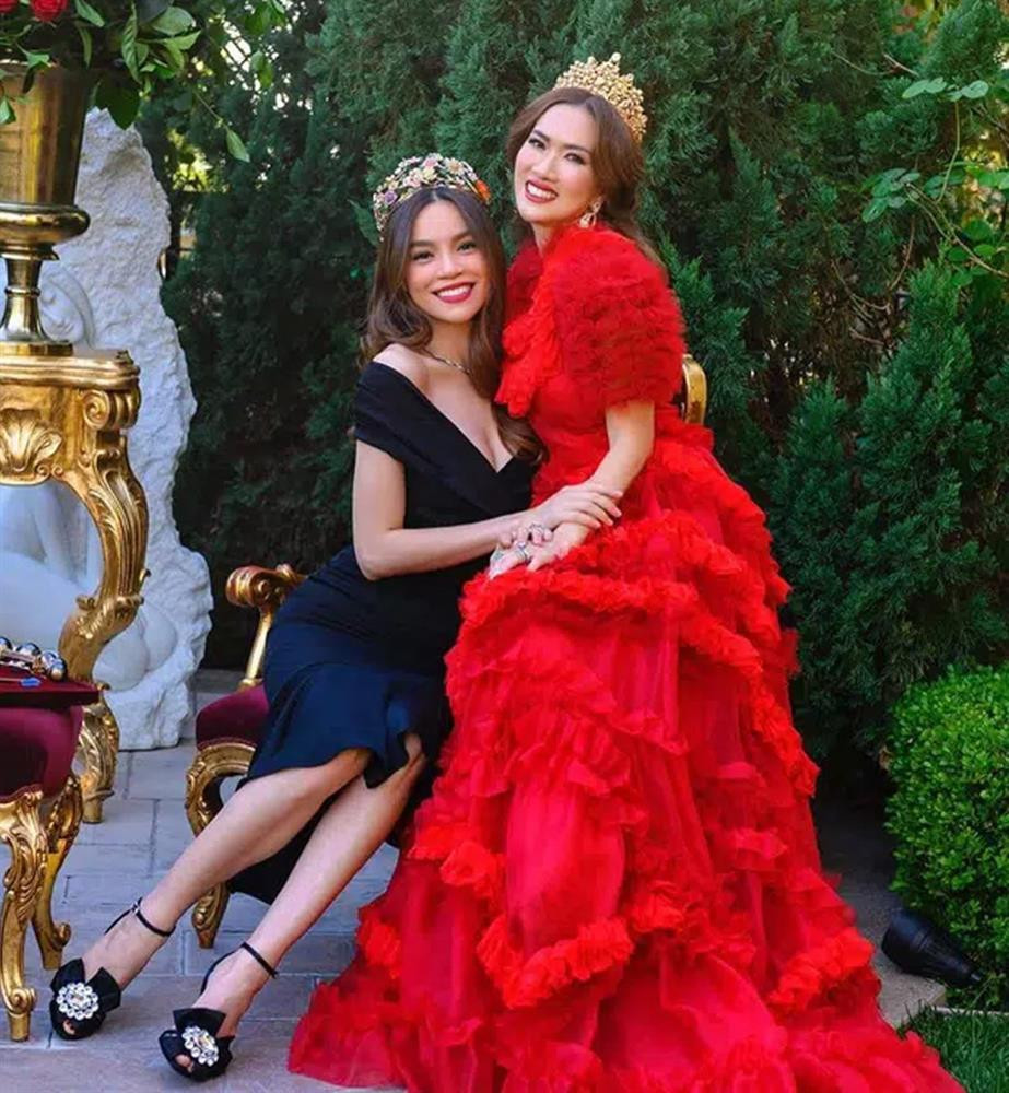 Cô có mối quan hệ thân thiết với Hồ Ngọc Hà. Hình ảnh ghi lại, trong không gian rộng lớn, khách mời ăn mặc cực xa hoa. Sau khi được test nhanh Covid-19, họ mới đủ điều khiện tham gia bữa tiệc này. Chính chủ là thay liên tục 3,4 bộ váy lộng lẫy để phù hợp với việc chào quan khách, ăn uống, tiệc tùng,... Thế nhưng, điều đó chưa phải là tất cả nha quý vị. Bởi nữ đại gia này còn chơi lớn, tặng chồng chiếc siêu xe màu đỏ bóng loáng, phiên bản giới hạn có giá lên tới 33 tỷ đồng.