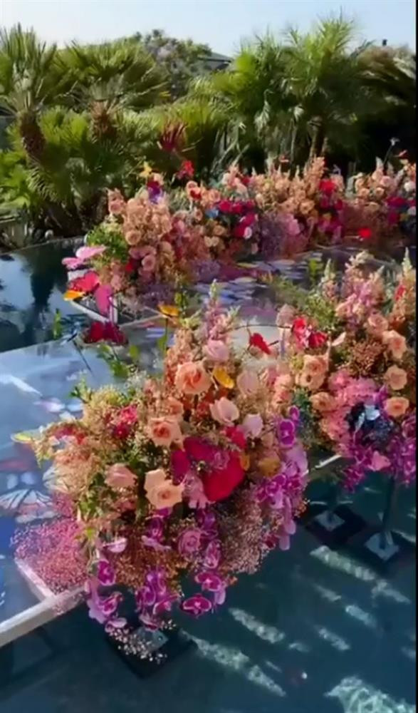 Tiệc phủ toàn hoa tươi, màu sắc rực rỡ. 