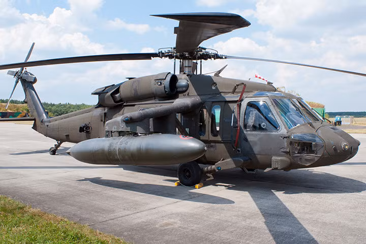 UH-60 Black Hawk có thể được trang bị súng máy M240H 7.62 hoặc M134 minigun 7.62 mm hay GAU-19 12.7 mm. (Ảnh: Jetphotos)