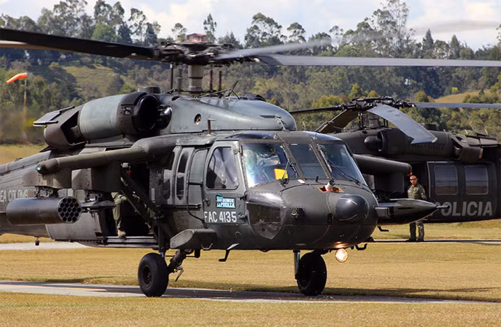 Vũ khí của UH-60 Black Hawk còn có thể bao gồm rocket 70 mm Hydra 70, tên lửa dẫn đường bằng laser AGM-114 Hellfire. (Ảnh: Jetphotos)