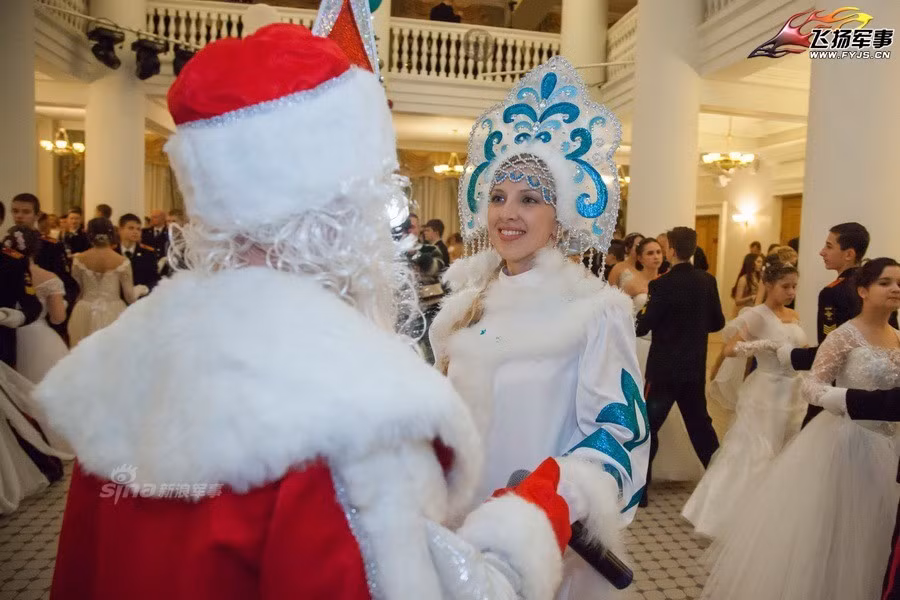 Có cả ông già Noel và Nàng Bạch Tuyết trong bữa tiệc. Nguồn ảnh: Sina.