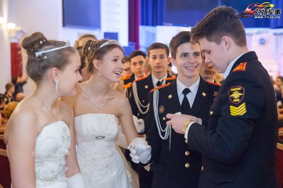 Mời bạn nhảy, tất cả các nam sinh trong trường thiếu sinh quân Nga đều được học nhảy như một môn học bắt buộc, đây là một truyền thống từ thời quý tộc Nga Hoàng. Nguồn ảnh: Sina.