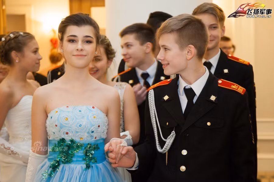 Các nam sinh vẫn mặc nguyên bộ lễ phục thường ngày còn các nữ sinh xinh đẹp diện những bộ váy dạ hội trắng toát. Nguồn ảnh: Sina.