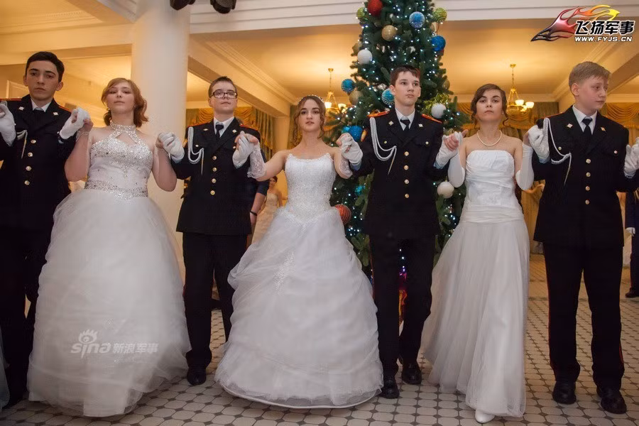 Những buổi dạ hội của các trường thiếu sinh quân vẫn có một nét riêng biệt so với các trường học thông thường khác, dễ nhận thấy nhất đó là văn hóa... đồng phục được toát ra từ các bộ lễ phục giống y hệt nhau từ đầu đến chân của các nam sinh. Nguồn ảnh: Sina.