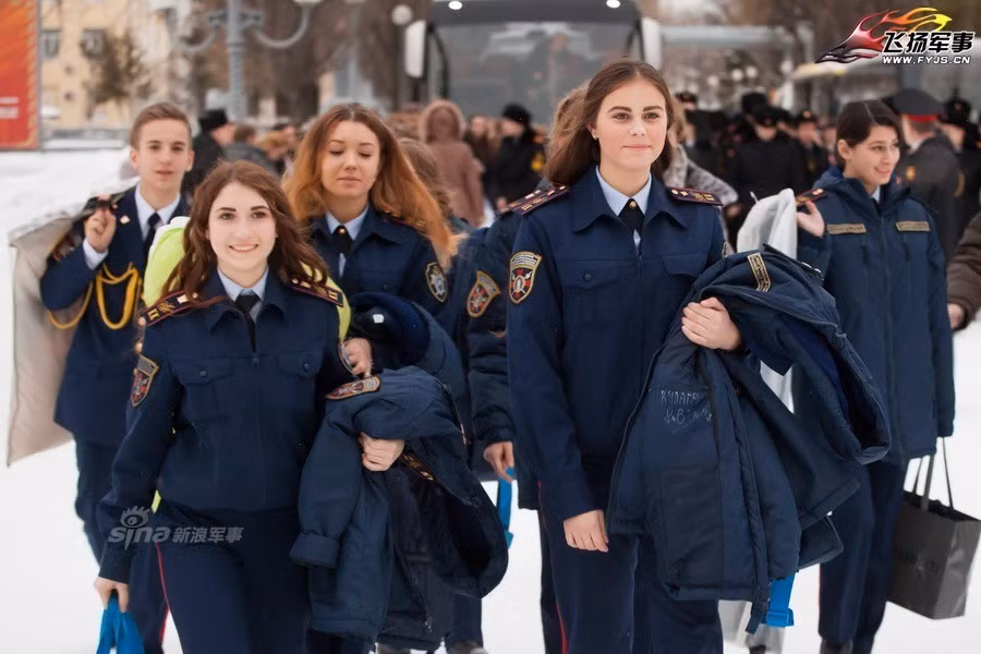 Những thiếu sinh quân Nga chuẩn bị váy áo cho buổi dạ hội đầu năm mới. Nguồn ảnh: Sina.