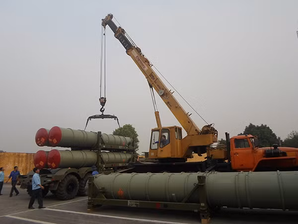 Chuyen chua biet ve bao duong dan S-300PMU1 o Viet Nam