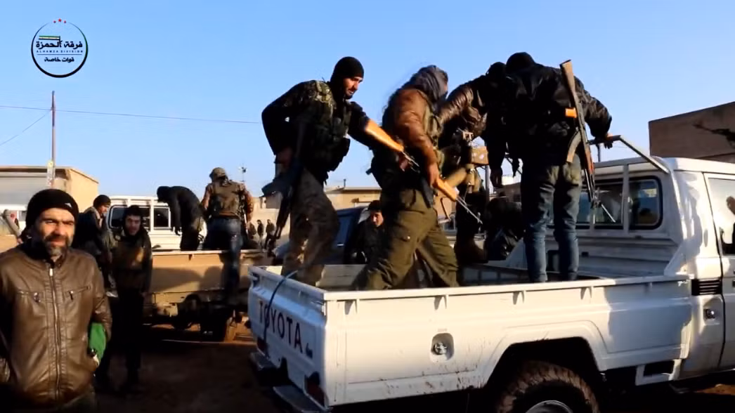 Giống với mọi đội quân khác trong cuộc chiến ở Trung Đông, những chiến binh Hamza sử dụng phần lớn các vũ khí từ thời Liên Xô, chuyển quân trên xe bán tải Toyota và hoàn toàn không có đồng phục.