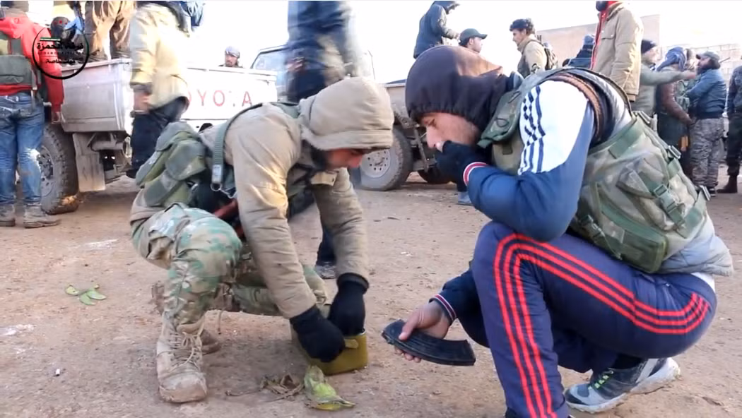 Sư đoàn Hamza (Hamza Division) là một nhóm tập hợp các chiến binh người Syria và các binh sỹ trong quân đội Syria được Mỹ và Thổ Nhĩ kỳ viện trợ trong cuộc chiến với phiến quân IS. Cách đây đúng 1 ngày, trang tuyên truyền của Sư đoàn này đã cho đăng tải những hình ảnh về những người lính Hamza trong cuộc chiến với IS ở Aleppo.