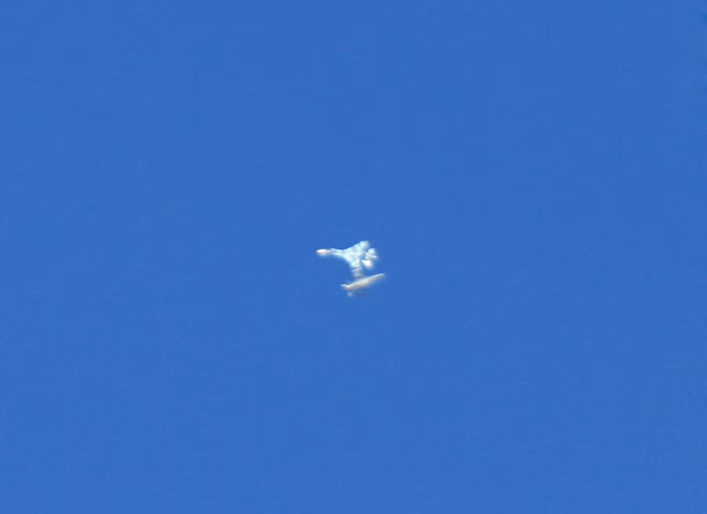 Hình ảnh tiêm kích Su-27 hỗn chiến cùng F-16 được một người ghi lại cách Khu vực 51 (căn cứ quân sự tuyệt mật của Mỹ suốt hơn nửa thế kỷ) khoảng 30 km. Dựa vào các thông số về chiếc máy ảnh được sử dụng để ghi lại hình ảnh này các chuyên gia cho rằng cuộc hỗn chiến đã diễn ra ở độ cao khoảng 13.000 đến 16.000 mét. Ảnh: Hai chiếc Su-27P và F-16 bay vọt qua nhau, chiếc Su-27P phía trên màu xanh, chiếc F-16 màu ghi ở phía dưới. Nguồn Ảnh: Theaviationist.