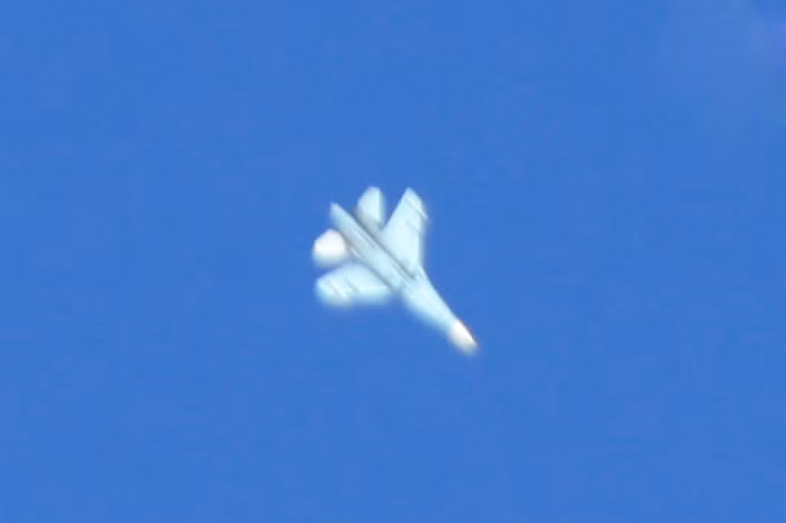 Chiếc Su-27 vốn do Liên Xô sản xuất được cho là đã được Mỹ mua của Ukraine từ năm 2009. Có lẽ sau khi được đưa về Mỹ chiếc Su-27 đã được đưa đến Khu vực 51 để các chuyên gia "mổ xẻ" nghiên cứu đến tận giờ mới được lắp lại hoàn thiện và để các phi công bay thử nghiệm. Nguồn Ảnh: Theaviationist.