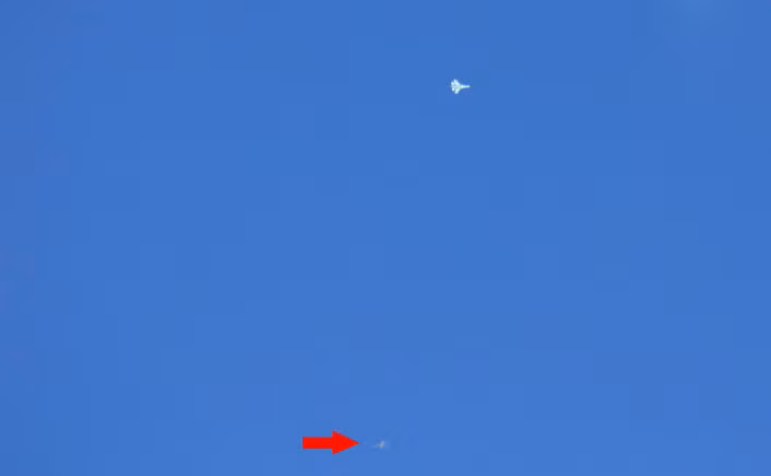 Hai chiếc chiến đấu cơ đang quay lòng vòng tìm cách khóa đuôi đối phương trước khi khai hỏa tên lửa tiêu diệt mục tiêu. Các cuộc hỗn chiến như thế này được gọi là Dogfight trong tiếng anh vì khi nhìn hai chiếc máy bay quần nhau ở trên trời trông không khác gì cảnh hai con chó đang đánh nhau dưới đất vậy. Nguồn Ảnh: Theaviationist.