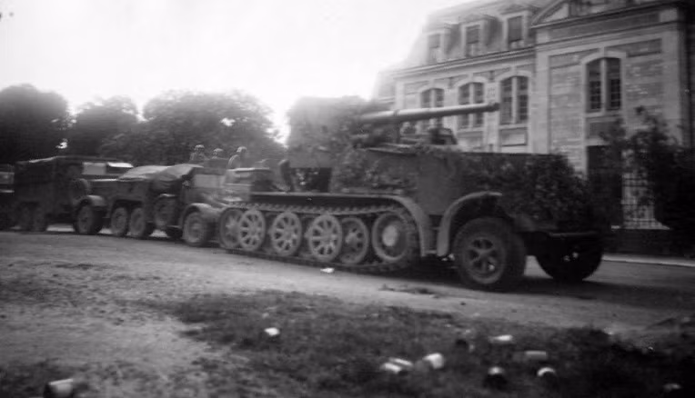 Thực chất, dù ngoại hình có vẻ giống với pháo tự hành tuy nhiên nó còn có cả khả năng chống tăng và tất nhiên là tính năng phòng không ban đầu vẫn được giữ nguyên. Nguồn ảnh: Chosun.