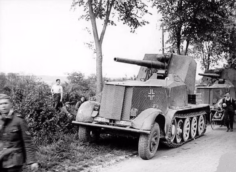 Các kỹ sư Đức còn kết hợp khẩu đại bác đa năng này lên xe Half-track, một loại xe chở quân có bánh xích phía sau và bánh lốp phía trước để biến nó thành một khẩu pháo tự hành. Nguồn ảnh: Chosun.