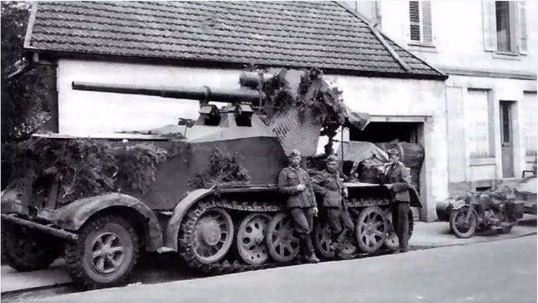 Khẩu Flak 88 thậm chí còn có khả năng hạ gục con khủng long bọc thép của Liên Xô là KV-2. Theo tính toán của các kỹ sư Đức khẩu Flak 88 có khả năng xuyên thép lên tới 150 mm. Trong trận chiến cuối cùng ở Berlin, những tổ đội Flak 88 đã tiêu diệt được rất nhiều xe tăng Liên Xô, gây thiệt hại lớn cho Hồng Quân ở trận đánh mang tính "thủ tục" này. Nguồn ảnh: Chosun.