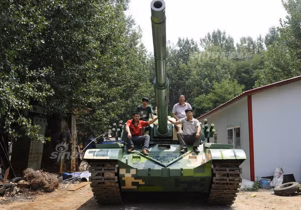 Điều đặc biệt là chiếc xe tăng Type 99 tự chế phiên bản Giao Châu này có hệ thống treo và hệ thống chuyển động gần như giống hoàn toàn so với bản gốc do các nông dân này đều là những thợ cơ khí lành nghề đã "về vườn". Nguồn ảnh: Sina.