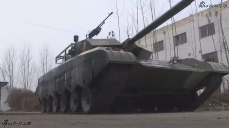 Một nông dân trẻ tuổi ở Đức Châu, tỉnh Sơn Đông, Trung Quốc đã dành 10 tháng làm việc miệt mài một mình để tự chế tạo một chiếc xe tăng Type 99 có tỷ lệ 1:1 so với phiên bản gốc. Chiếc xe của chàng nông dân này có độ dài 11 mét, rộng 3,5 mét, cao 2,2 mét và nặng 20 tấn. Nguồn ảnh: Sina.