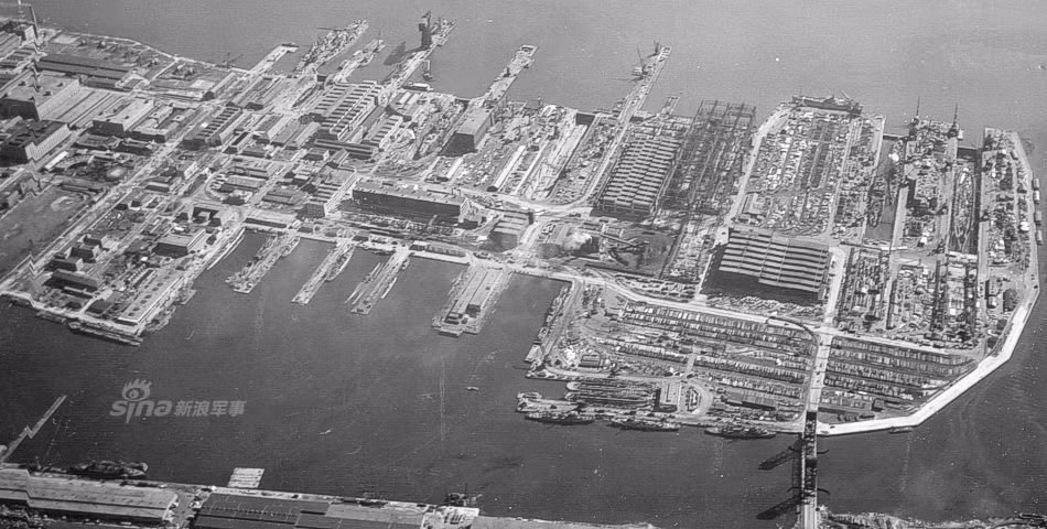 Nhà máy đóng tàu này rộng đến nỗi người ta phải xây riêng một đường tàu hỏa phía trong nhà máy để di chuyển vật liệu từ kho bãi ra từng cầu tàu một. Ảnh: Hệ thống nhà máy và kho chứa chi chít trong cảng. Nguồn ảnh: Sina.