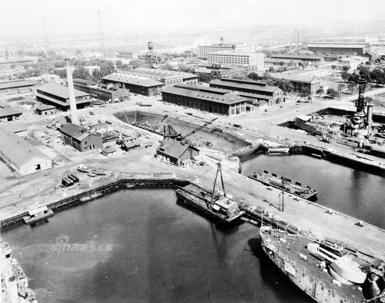 Bể ngập nước khổng lồ để hạ thủy các tàu chiến cỡ lớn và các tàu sân bay. Trong thời gian diễn ra CTTG 2 gần như toàn bộ nền công nghiệp nặng của Mỹ chuyển sang phục vụ cho chiến trường. Nguồn ảnh: Sina.