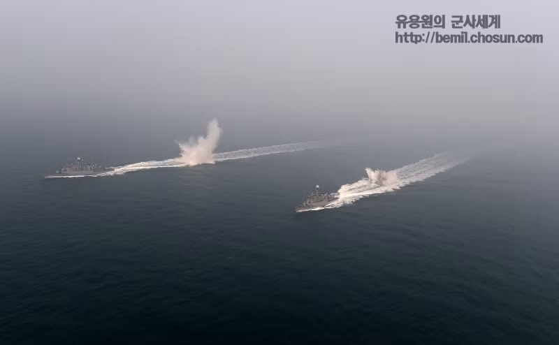 Các tàu khu trục Hàn Quốc thực hiện tác chiến rải bom chống tàu ngầm trên biển. Nguồn ảnh: Chosun.