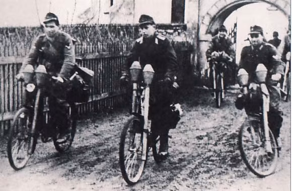 Do chiến thuật chiến đấu theo kiểu thần tốc chọc sâu bởi các binh đoàn bộ binh cơ giới của Quân đội Đức mà nhiều khi bộ binh không theo kịp vì lực lượng thiết giáp di chuyển quá nhanh nên xe đạp cơ giới đã được sử dụng để tăng tốc cho các lực lượng bộ binh này. Lực lượng xe đạp cơ giới đã rất phổ biến từ thế chiến thứ nhất tuy nhiên trong thời kỳ đó nhiệm vụ của họ chỉ đơn giản là liên lạc. Nguồn ảnh: Reddit.