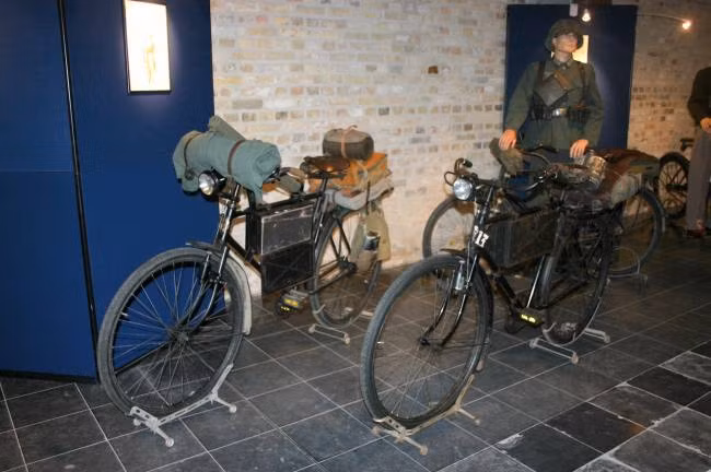 Ngoài việc tăng tốc cho người lính khi hành quân chiến đấu, những chiếc xe đạp này còn giúp người lính mang theo được nhiều cơ số đạn và khẩu phần ăn nhiều hơn bình thường. Trong trường hợp bị tấn công bất ngờ người lính có thể bỏ xe, chỉ cầm mỗi khẩu súng nhảy xuống chiến đấu ngay lập tức chứ không phải chiến đấu trong tình trạng đồ đạc lỉnh kỉnh sau lưng hoặc mất thời gian tháo bớt đồ cho nhẹ người. Nguồn ảnh: Liberator.