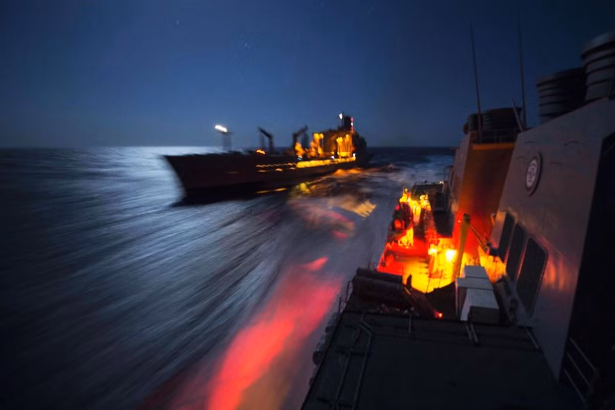 Tàu hộ vệ tên lửa USS Carney "vượt mặt" tàu chở dầu USNS Big Horn giữa vùng biển Đại Tây Dương. Tàu hộ vệ tên lửa Carney nằm trong Hạm đội 6 Hải quân Mỹ. Nguồn ảnh: Businessinsider.