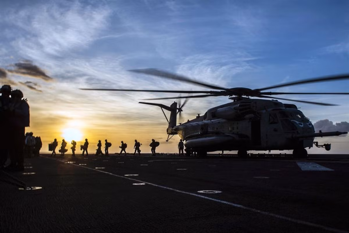 Thủy quân Lục chiến chuyển quân lên USS Makin Island từ trực thăng CH-53E giữa cảnh hoàng hôn. Nguồn ảnh: Businessinsider.