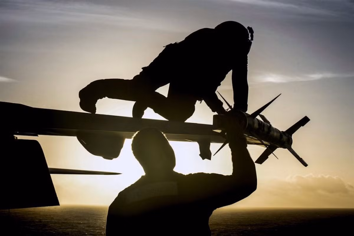 Các kỹ sư chuẩn bị vũ khí cho phi cơ trên tàu sân bay USS Ronald Reagan tại vùng biển Philippine. Nguồn ảnh: Businessinsider.