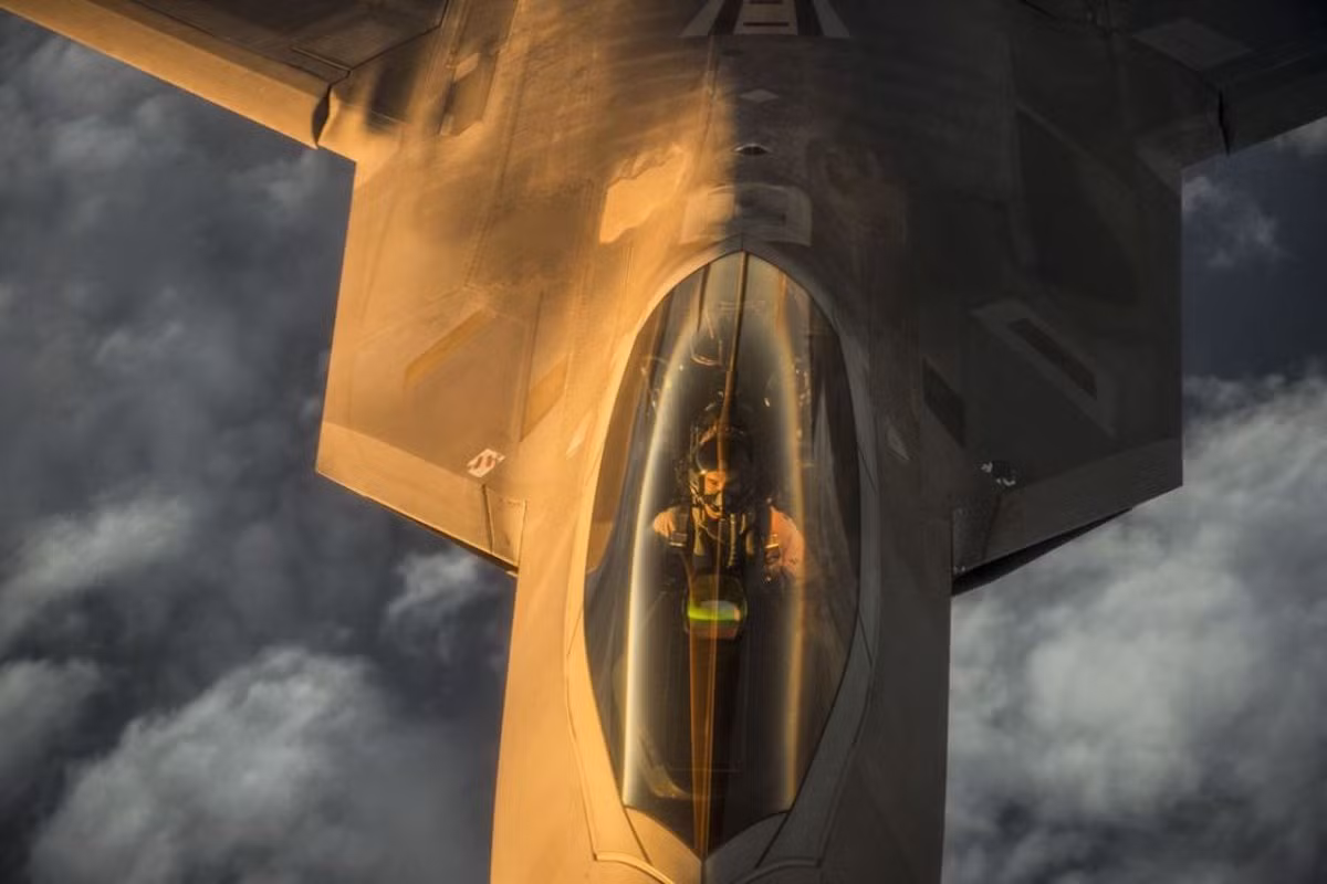 Cận cảnh phi công F-22 Raptor trong buồng lái. Nguồn ảnh: Businessinsider.