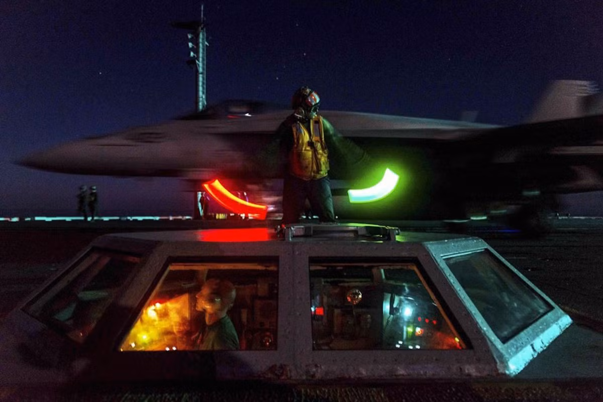 Hoa tiêu trên tàu sân bay USS John C. Stennis đang hướng dẫn một chiếc F/A-18 hạ cánh. Phía dưới hoa tiêu là buồng chỉ đường hạ cánh đặt sát sàn tàu. Nguồn ảnh: Businessinsider.
