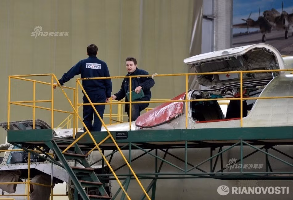 Mặc dù được thiết kế để giảm khả năng bị cả rada và các hệ thống hồng ngoại đối phương phát hiện nhưng Tu-160 lại không phải là một máy bay tàng hình. Theo thông số kỹ thuật thì khi cụp cánh hết cỡ chiếc Tu-160 có diện tích phản hồi rada nhỏ hơn chiếc B-1B của Mỹ. Thậm chí vào ngày 25/4/2006 phía Nga còn khẳng định chiếc Tu-160 có khả năng xâm nhập vào vùng trời Bắc Mỹ mà không bị phát hiện khiến cả NATO "phát hoảng" phải tổ chức một cuộc điều tra diện rộng tìm hiểu xem có thực sự một chiếc Tu-160 đã "ghé thăm" Bắc Mỹ hay lời khẳng định từ phía Nga là dựa trên lí thuyết. Nguồn ảnh: RIA Novosti