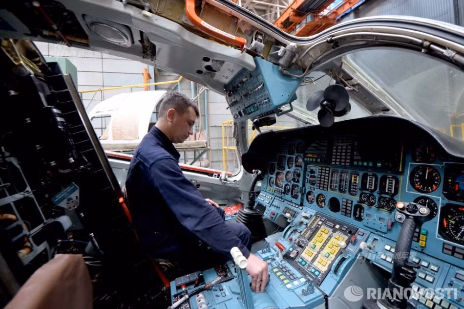 Dù được cải tiến với nhiều công nghệ mới nhưng xét về tổng thể, chiếc Tu-160 vẫn mang trong mình kiểu thiết kế mang tính "cổ điển" từ thời Liên Xô với rất nhiều chi tiết "thừa" bên trong khoang lái. Ví dụ như hệ thống đồng hồ vẫn sử dụng loại cơ học thay vì sử dụng đồng hồ hiển thị trên màn hình điện tử như trong các máy bay hiện đại ra đời sau này. Nguồn ảnh: RIA Novosti