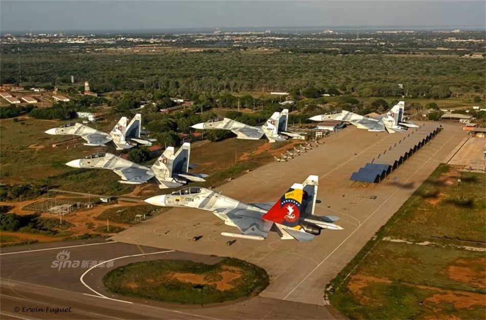 Cũng trong năm 2015, lực lượng Không quân Venezuela đã đàm phán mua thêm 12 chiếc Su-30MK2 của Nga với hợp đồng trị giá 480 triệu USD. Nguồn ảnh: Sina.