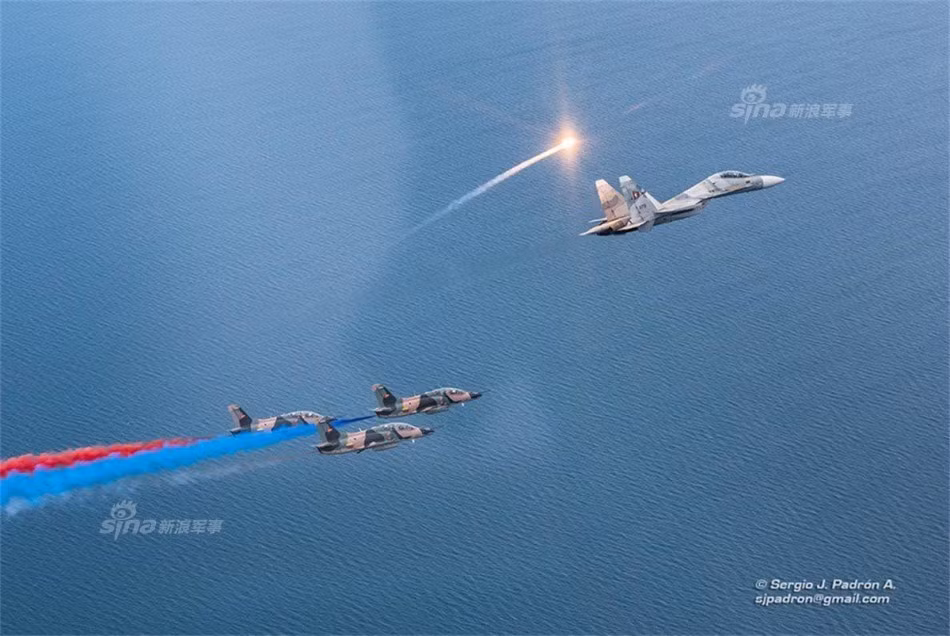 Một phi đội K-8VV phía sau một chiếc máy bay chiến đấu đa năng Su-30MK2 của Nga. Venezuela có tổng cộng 24 chiếc Su-30MK2, đây là lực lượng máy bay chiến đấu chủ lực của nước này. Nguồn ảnh: Sina.