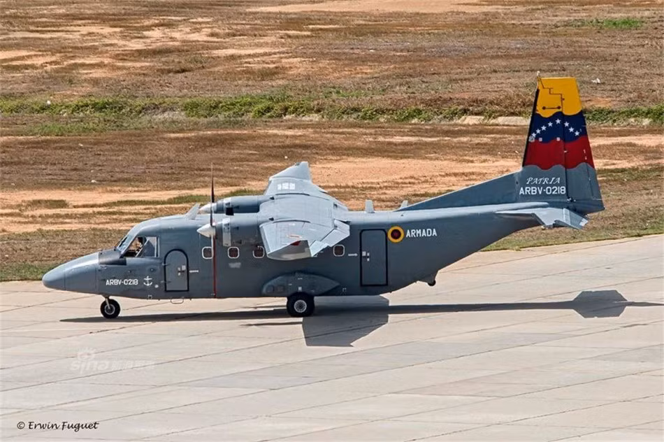 Máy bay vận tải C-212 Aviocar có xuất xứ Tây Ban Nha trong biên chế không quân Venezuela. Ngoài nhiệm vụ là một máy bay vận tải hàng hóa nó còn có thể thả lính dù. Nguồn ảnh: Sina.