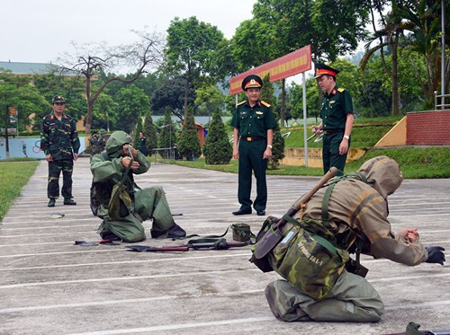 Mặc trang bị bảo hộ.