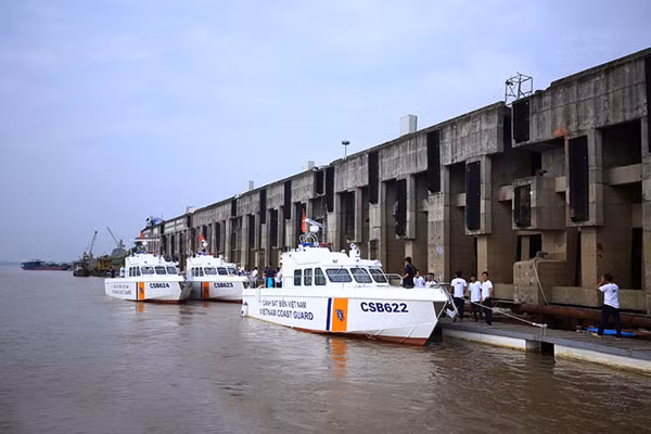 Đội xuồng MS 50S của BTL Vùng CSB 4 được bàn giao ngày 30/9/2016 gồm 4 xuồng mang số hiệu CSB 621, CSB 622, CSB 623, CSB 624. Ảnh: Liên Nhi.