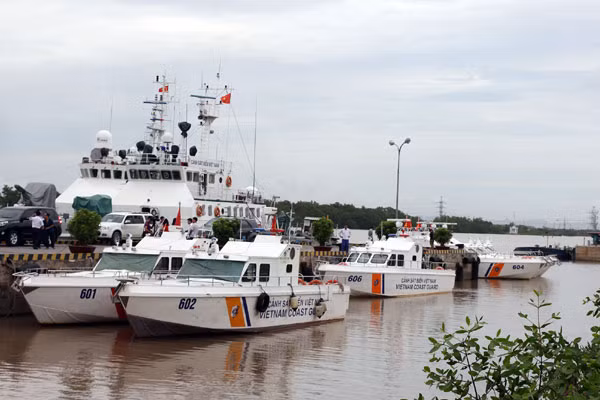 Đội xuồng MS 50S được bàn giao cho BTL vùng CSB 1. Ảnh: Liên Nhi.