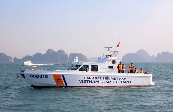  Xuồng tuần tra cao tốc MS 50S có chiều dài lớn nhất 13,63m, chiều rộng 3,55m, chiều cao mạn 1,295m, mớn nước 0,6m, sức chở 16 người. Ảnh: Liên Nhi.