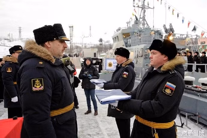 Bàn giao cờ hiệu cho Thuyền trưởng. Nguồn ảnh: QQ.