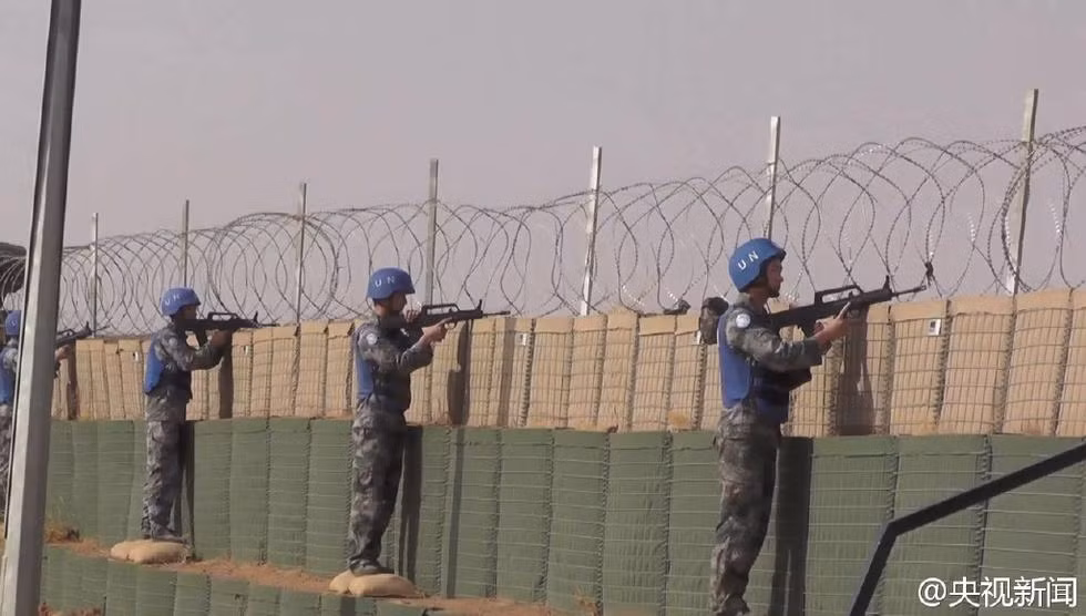 Tuy nhiên, đến năm 2015 Chủ tịch Tập Cận Bình đã gửi 8.000 binh sĩ Quân đội Trung Quốc đến lực lượng Gìn giữ Hòa bình (UN) với vai trò thường trực. Với quân số 8.000 lính trong tổng số 40.000 quân trong lực lượng Gìn giữ Hòa bình, Trung Quốc đang đóng góp một vai trò rất lớn trong tổ chức này. Nguồn ảnh: QQ.