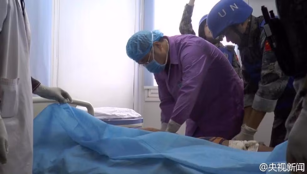 Có cả các bác sỹ quân y làm nhiệm vụ y tế tại các doanh trại phục vụ cho binh lính và cả dân thường trong khu vực. Nguồn ảnh: QQ.