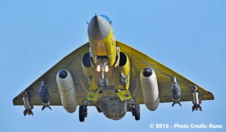 Hệ thống vũ khí khá "chi chít" khi được trang bị đầy đủ dưới cánh chiếc HAL Tejas. Nguồn ảnh: Life.