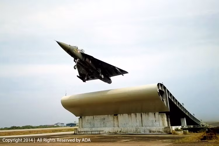 Chương trình phát triển HAL Tejas được các sỹ quan và quan chức Ấn Độ khá chú ý và đầu tư nên rất có thể trong tương lai chiếc HAL Tejas sẽ phục vụ trong nhiều quân chủng khác nhau. Ảnh: Một chiếc HAL Tejas tập cất cánh trên hệ thống cầu nhảy mô phỏng đường băng trên tàu sân bay. Nguồn ảnh: News.