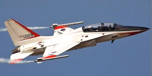 Sử dụng một động cơ General Electric F404 được Samsung sản xuất, chiếc máy bay này có khả năng đạt tốc độ tối đa Mac 1,5 tương đương với 1.640 km/h. Tầm hoạt động 1.850 km và trần bay 14.600 mét. Nguồn ảnh: Avion.