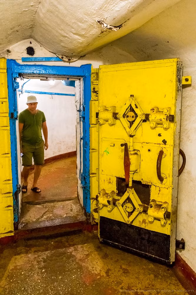 Ngay cả các phòng của sỹ quan cũng có lớp cửa thép rất kiên cố. Nguồn ảnh: Englishrussia.